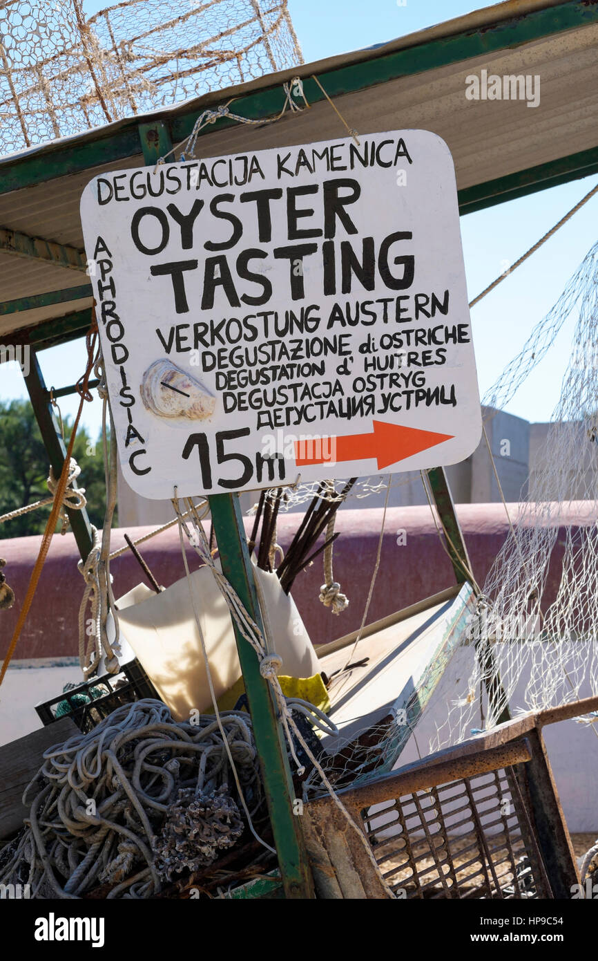 Segno multilingue per assaggio ostriche, Mali Ston, Peljesac penninsula, costa adriatica, Croazia Foto Stock
