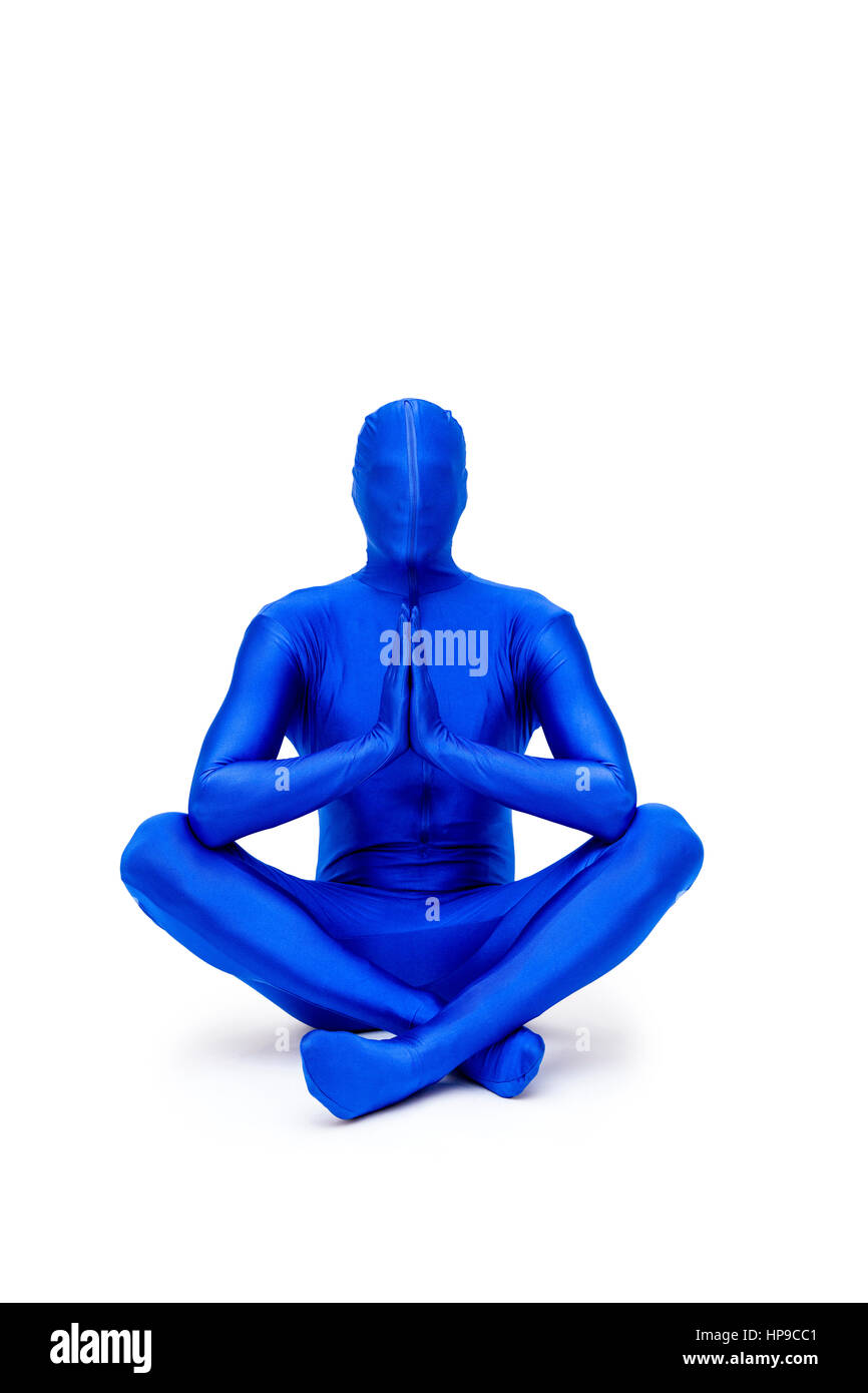 Misterioso uomo blu in morphsuit fare yoga Foto Stock
