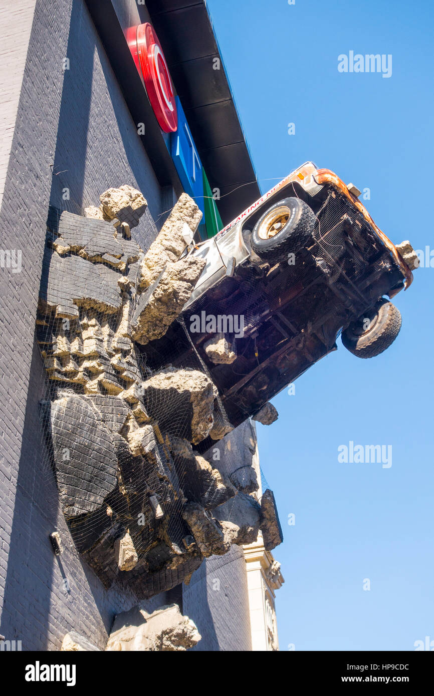 Carrello scultura di news carrello a schiantarsi sulla CTV edificio su Queen Street Toronto Ontario Canada Foto Stock