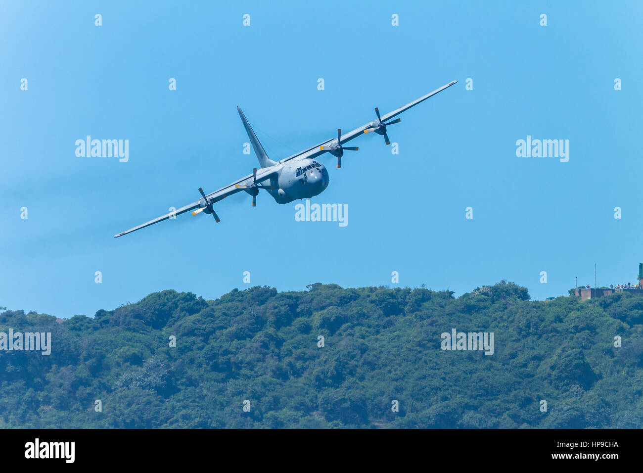 Aerei militari quattro ventola motore carrier volare basso pass giornata d'estate. Foto Stock
