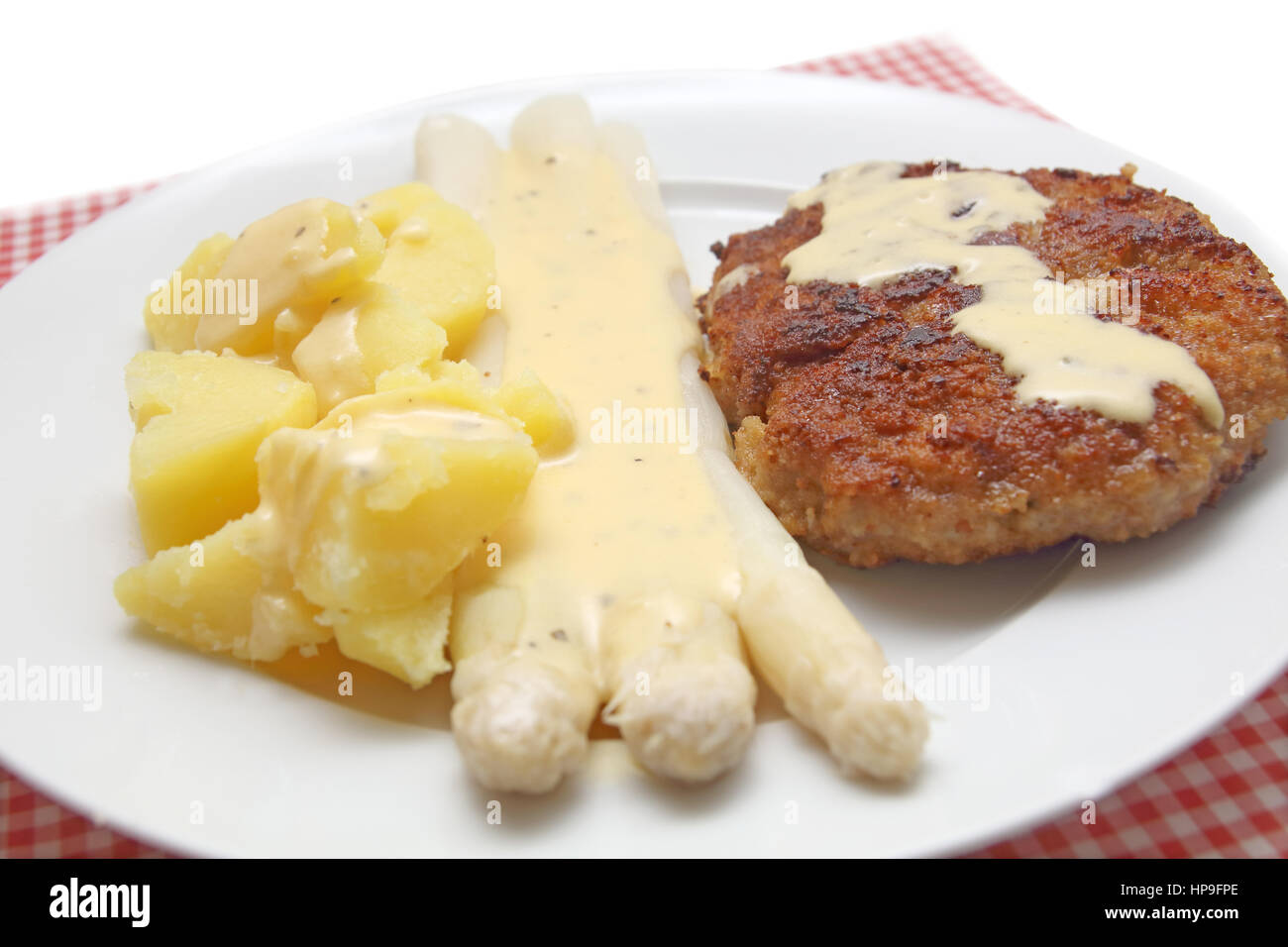 Wiener Schnitzel mit Spargel und Kartoffeln Foto Stock