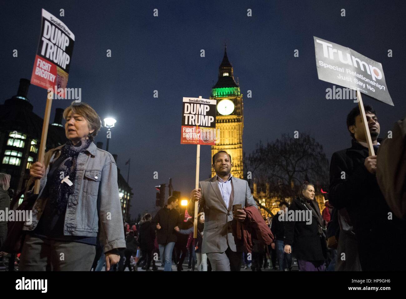 I dimostranti frequentare un rally a Westminster per protestare contro Donald Trump nel giorno della visita di Stato del presidente degli Stati Uniti è discusso in Parlamento. Foto Stock