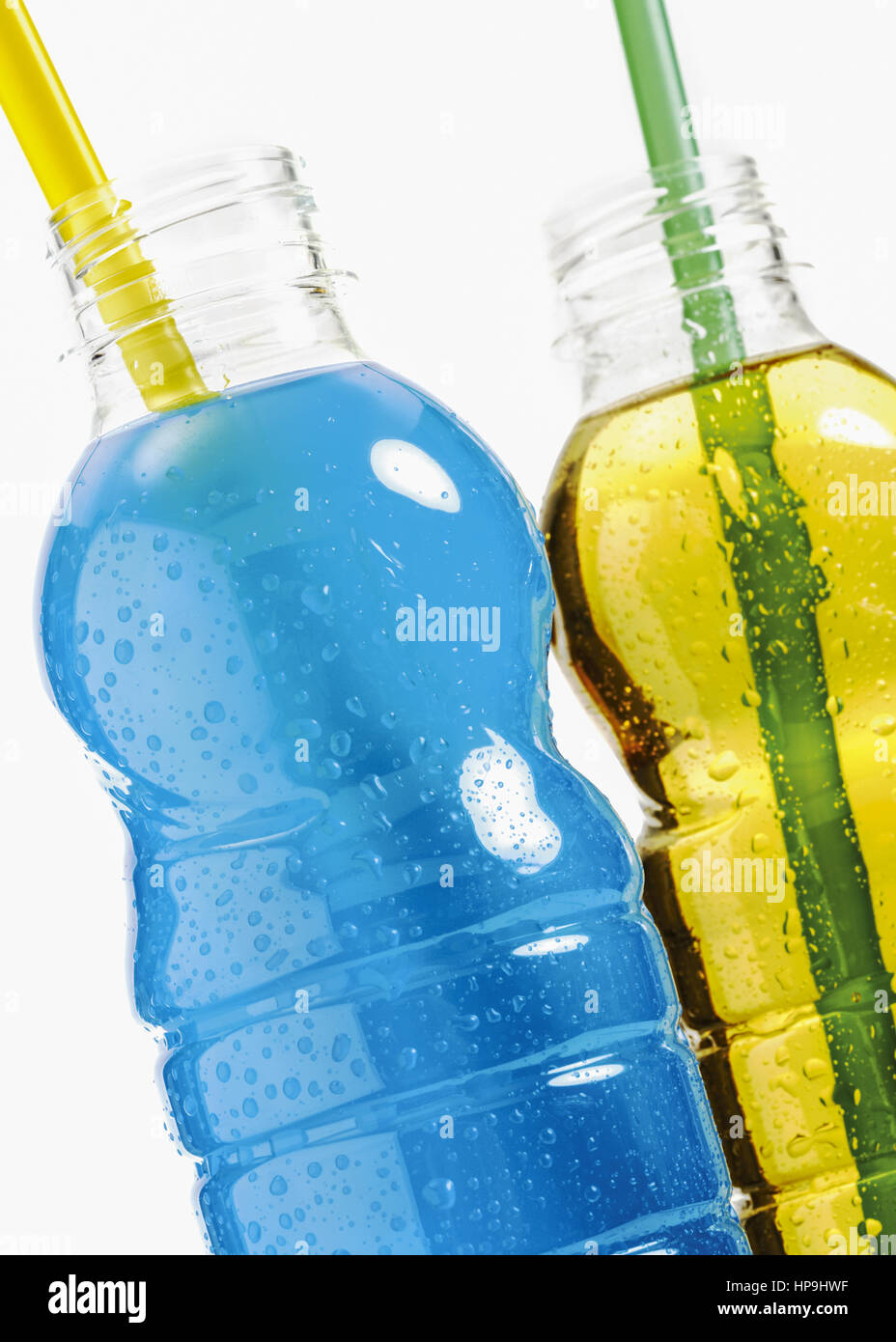 Zwei plastikflaschen mit farbigen energydrinks, strohhalme Foto Stock