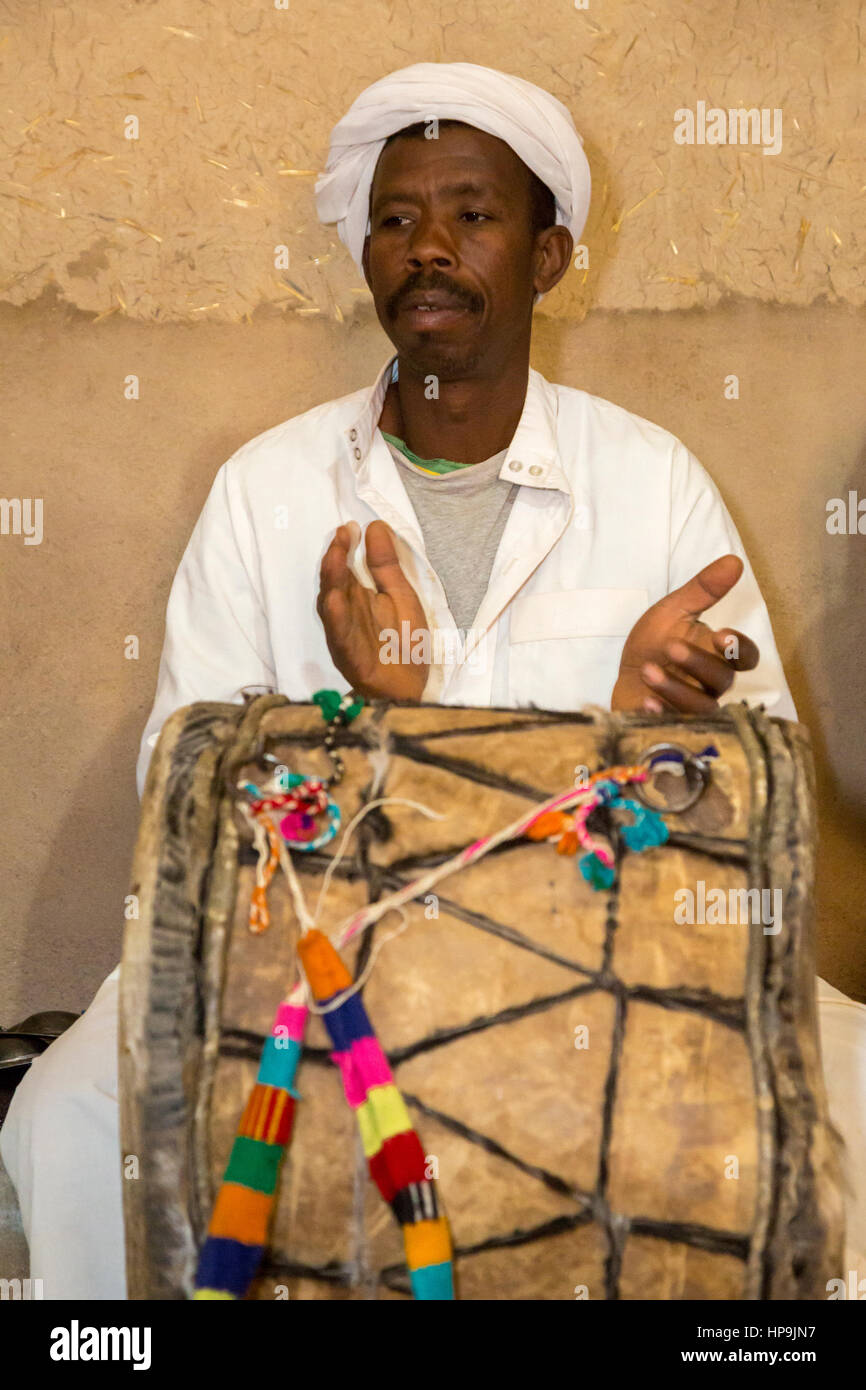 Merzouga, Marocco. Gnaoua musicista e tamburo, battendo le mani. Foto Stock