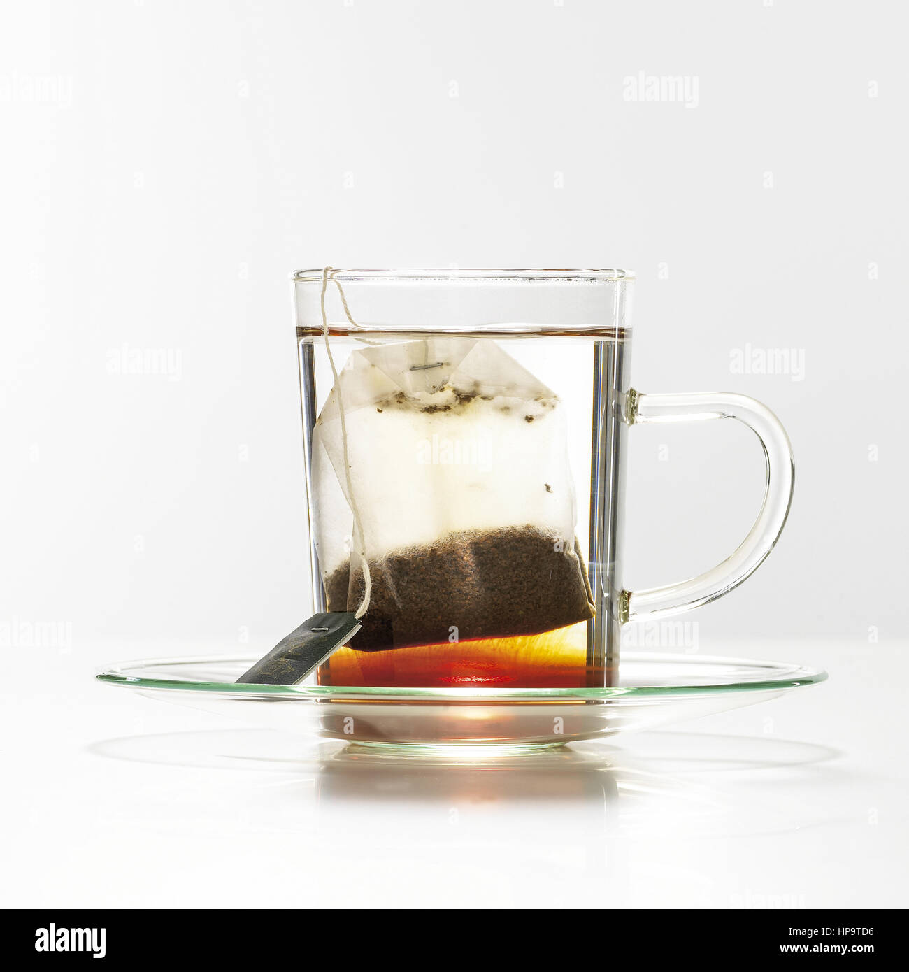 Glastasse mit teebeutel Foto Stock