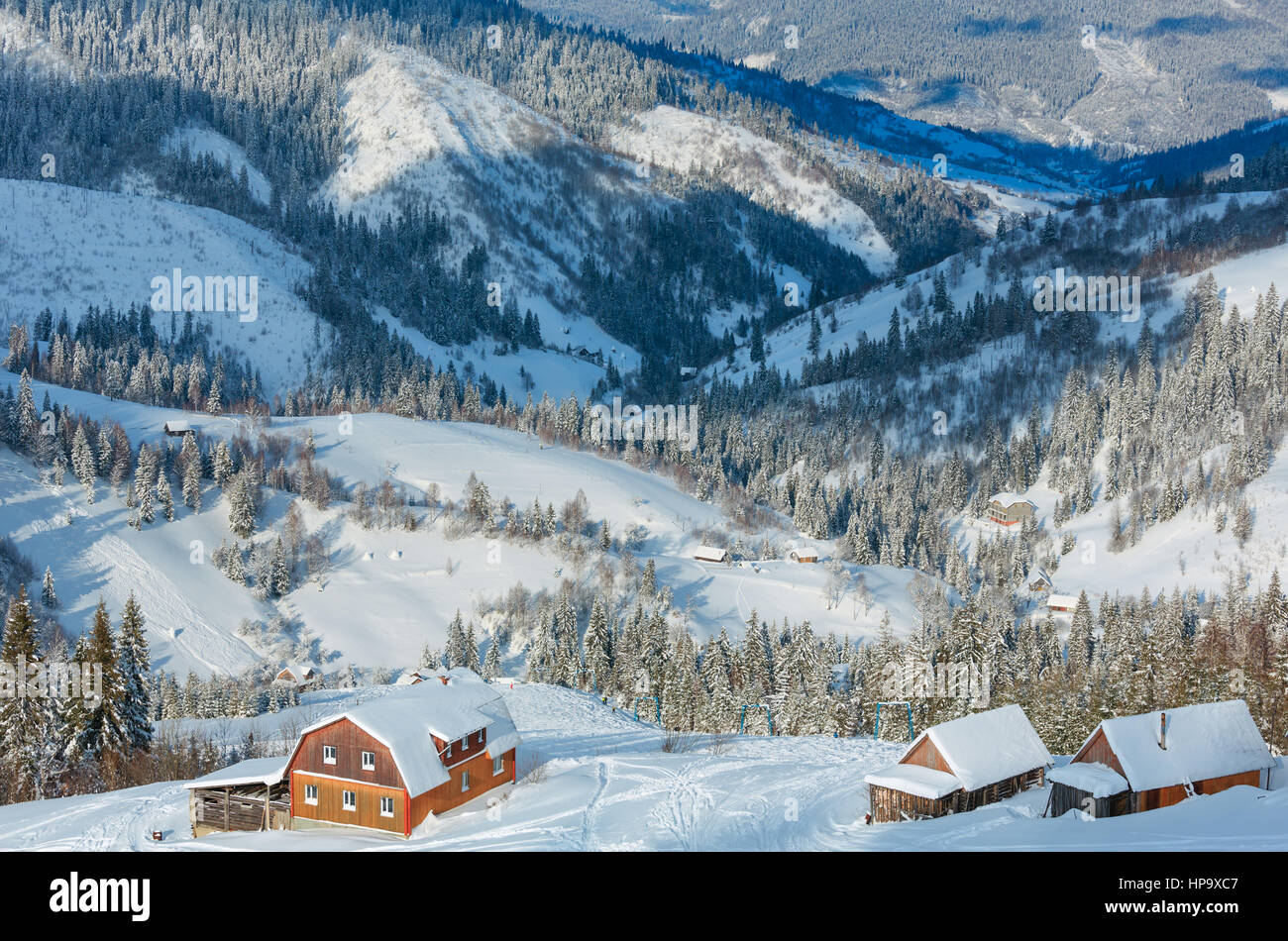 Le prime ombre del sole che tramonta sulla montagna invernale piste da sci e ski resort (Skole Beskids, Oblast di Leopoli, Carpazi, Ucraina). Tutte le persone sono unrecogni Foto Stock