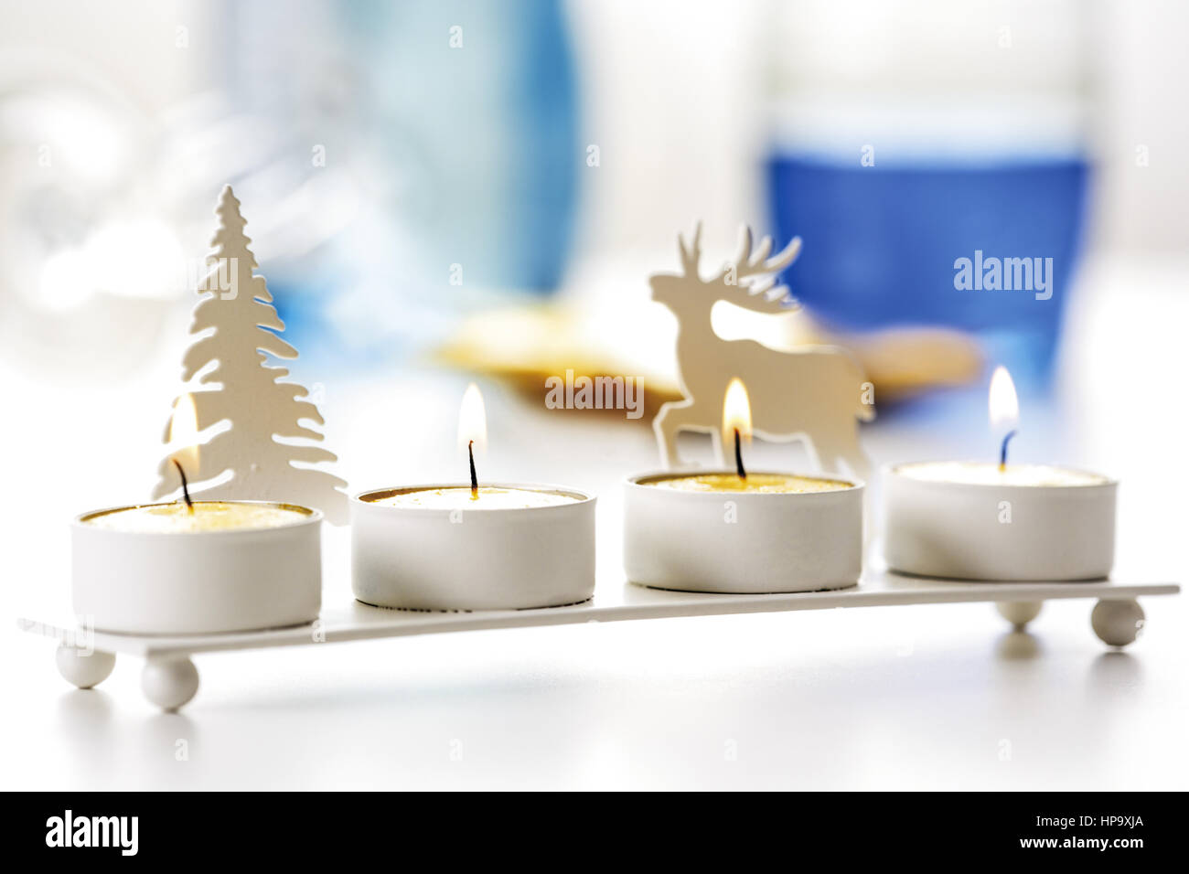Weihnachtlicher kerzenhalter mit vier teelichtern Foto Stock