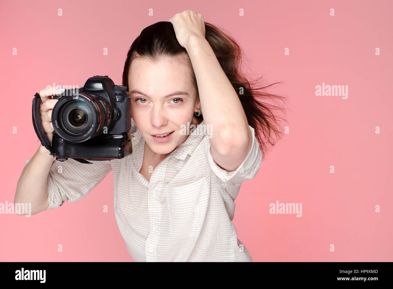 Ritratto della ragazza con la fotocamera in mano destra Foto Stock