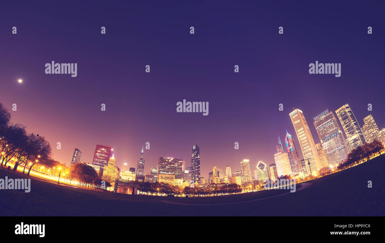 Obiettivo Fisheye dai toni di colore foto di Chicago skyline notturno, STATI UNITI D'AMERICA. Foto Stock