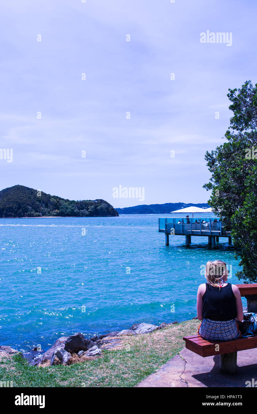 Donna ammirando la vista Paihai in Nuova Zelanda Foto Stock