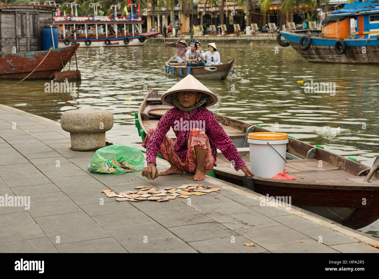 Fornitore in barca lungo il fiume Thu Bon, Hoi An, Vietnam Foto Stock