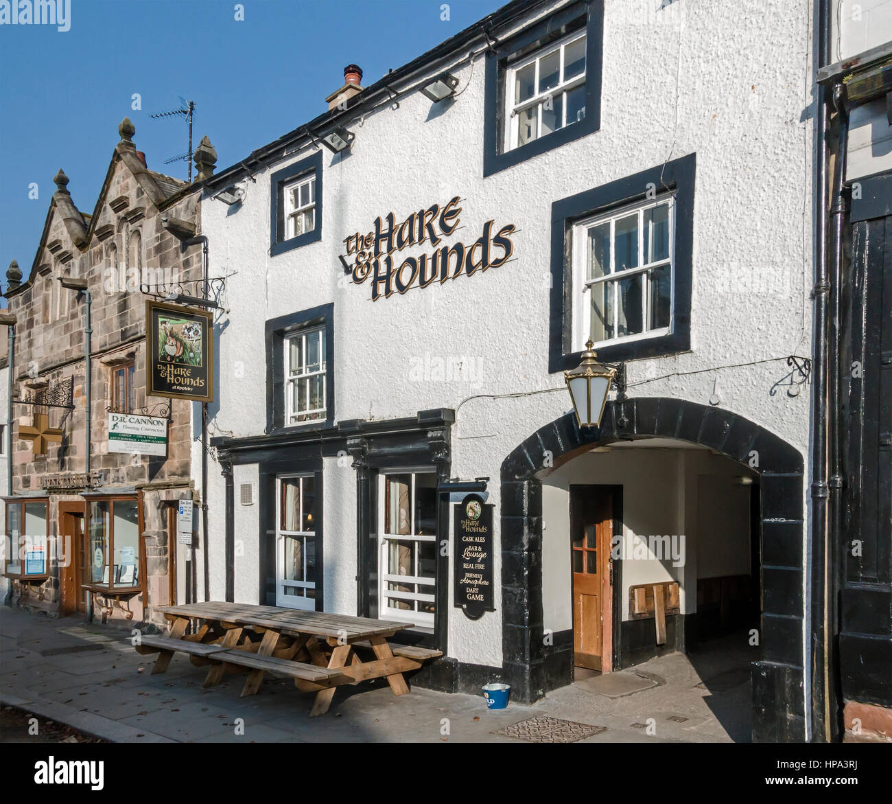 L'Hare & Hounds pub nella strada principale di Appleby-in-Westmoreland Cumbria Inghilterra England Regno Unito Foto Stock