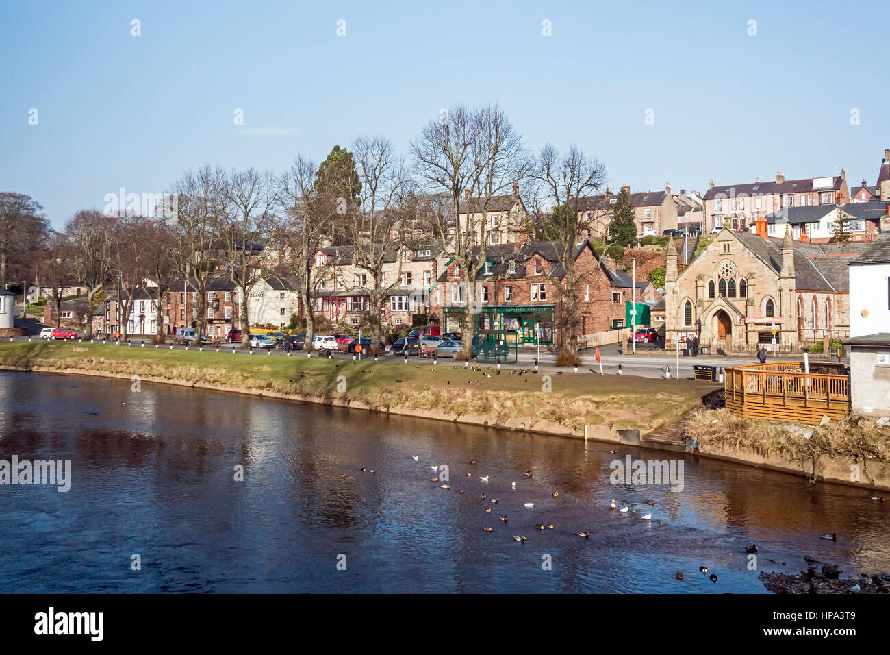 Fiume Eden fluente attraverso Appleby-in-Westmoreland in Cumbria Inghilterra su una soleggiata giornata invernale Foto Stock