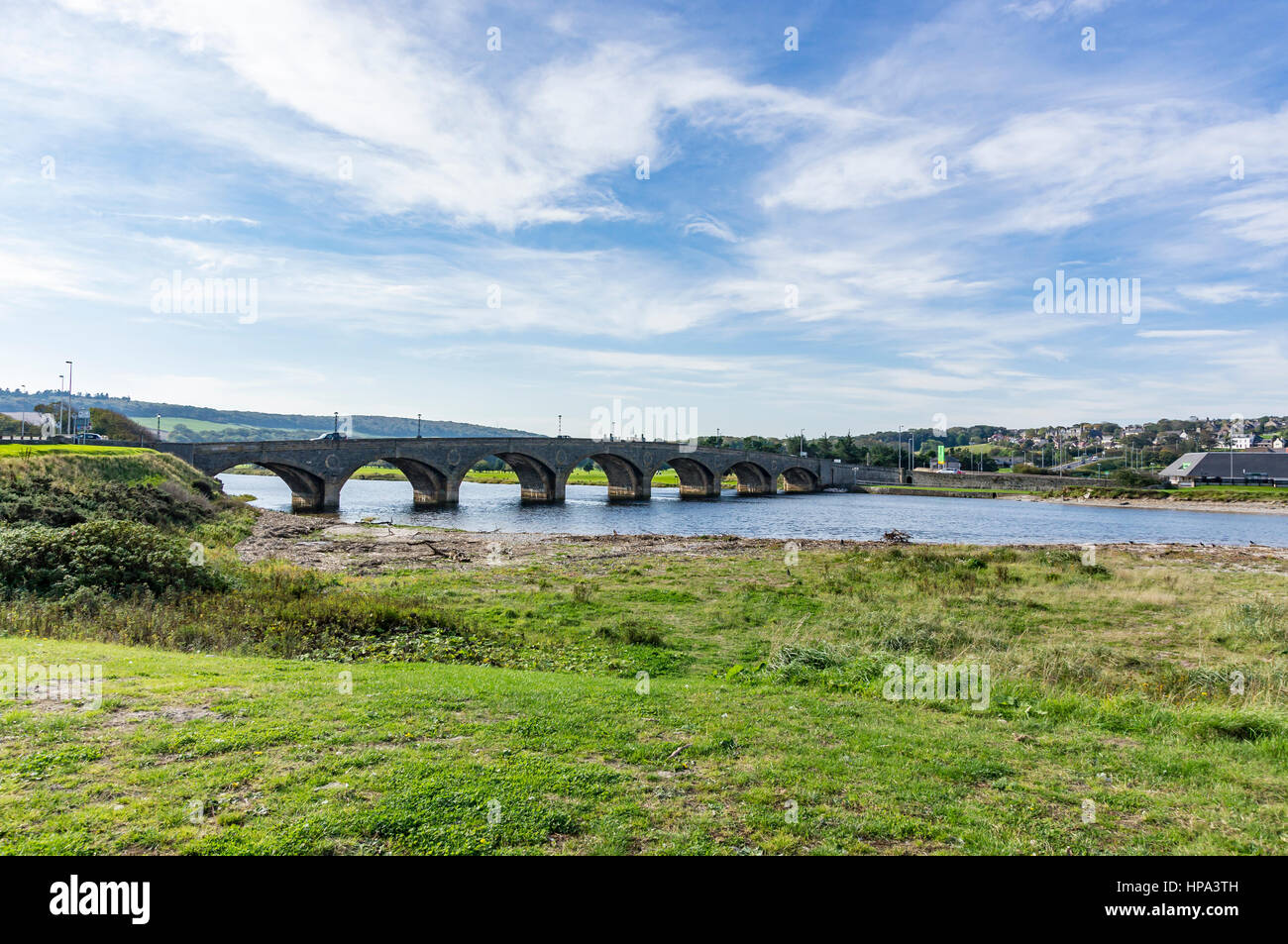 Ponte della strada che porta A98 sul fiume Deveron Fiumi e collegamento di Banff con Macduff in Aberdeenshire Scotland Regno Unito Foto Stock