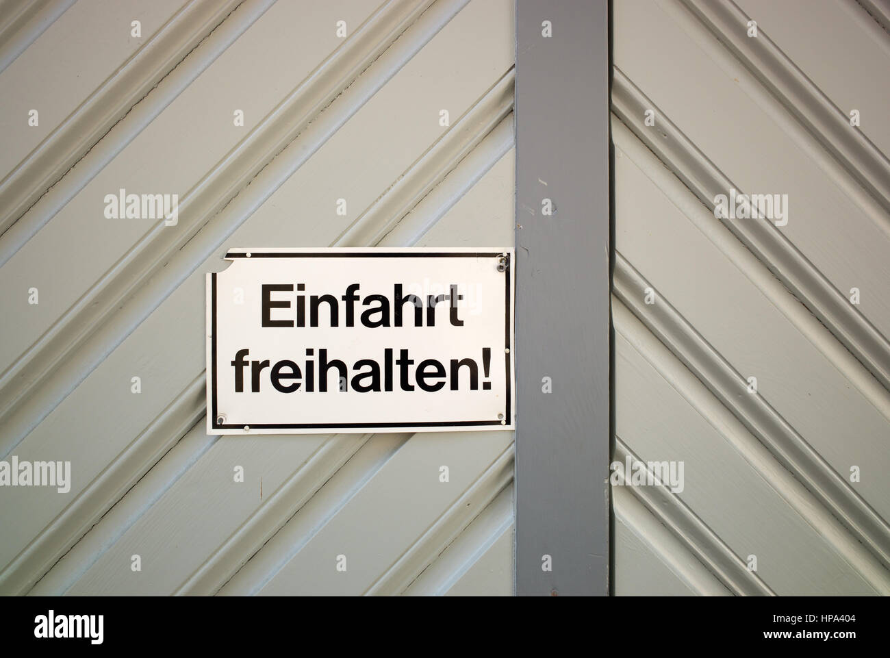 Cartello sulla porta di garage ingresso chiedendo di essere mantenuti sgombri, Wetzlar, Germania Foto Stock