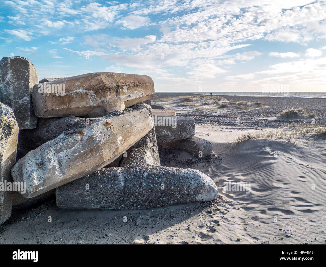 Spiaggia con colonne di cemento che servono come protezione del litorale contro le inondazioni e l'erosione di sabbia in tempesta Foto Stock