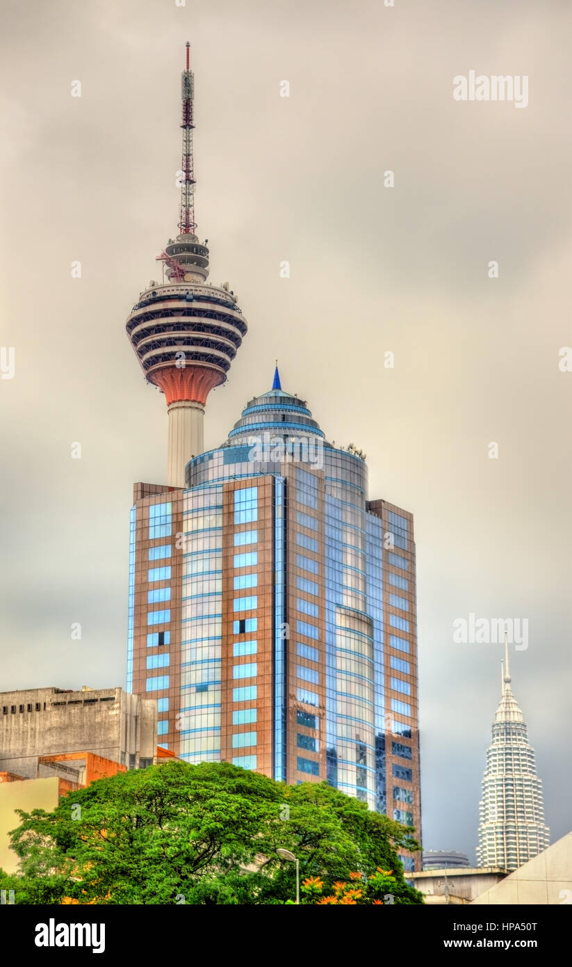 Architettura moderna con la torre della televisione di Kuala Lumpur in Malesia Foto Stock