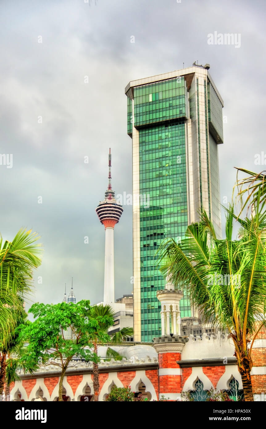 Architettura moderna con la torre della televisione di Kuala Lumpur in Malesia Foto Stock