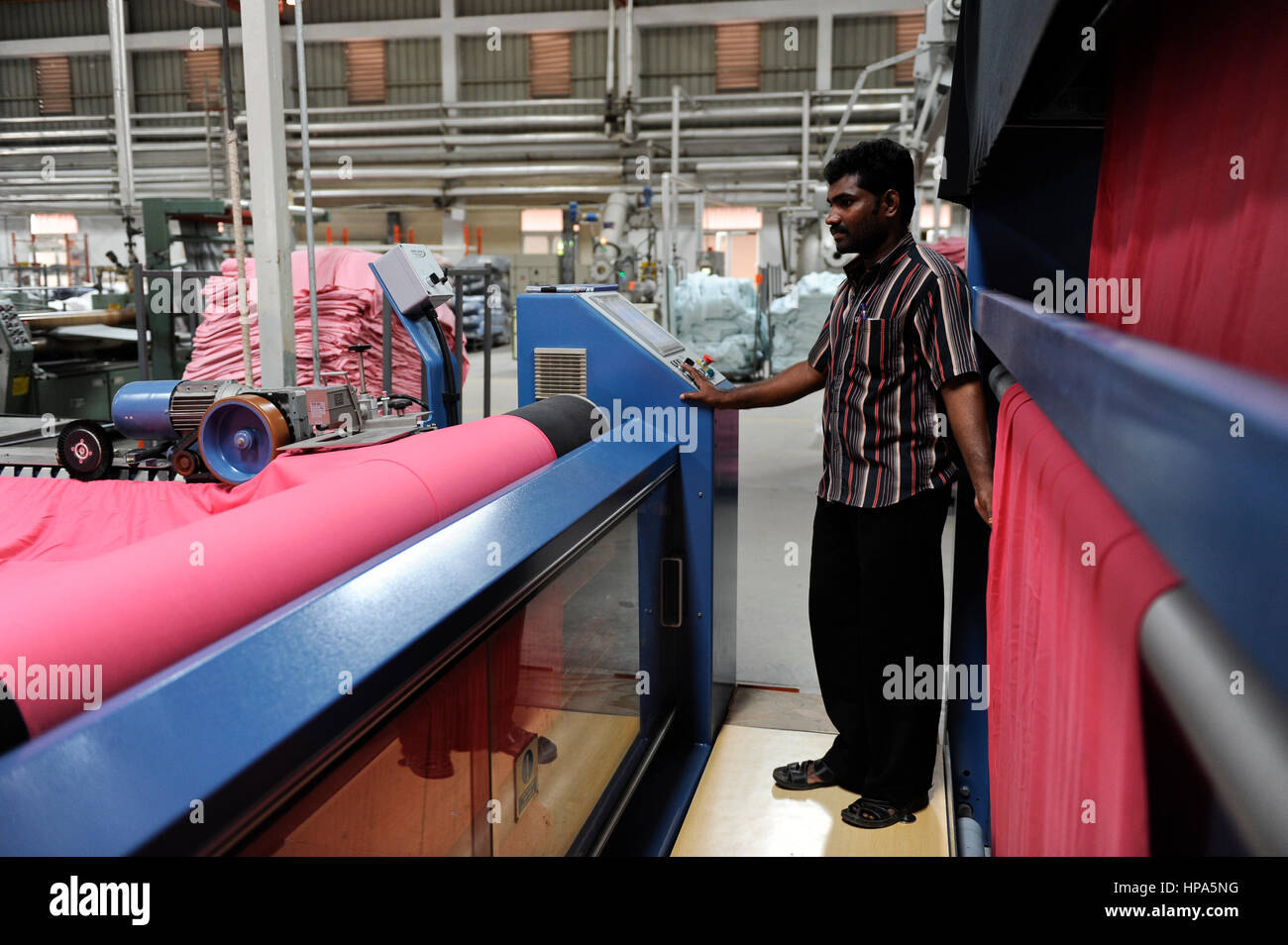 INDIA, nello Stato del Tamil Nadu, Tirupur, fairtrade textil fabbrica, morendo unità fiore di cotone India Ltd, tessuto a macchina di tintura Foto Stock