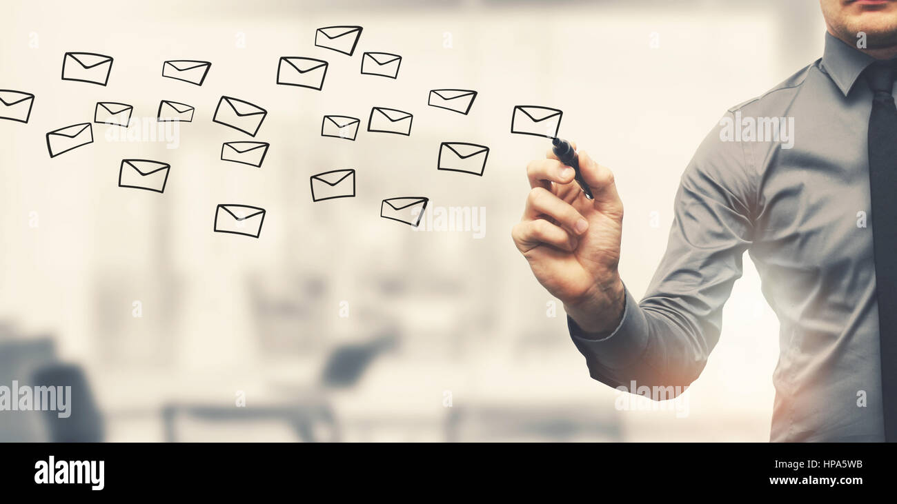 Invio di messaggi di posta elettronica concetto - imprenditore buste di disegno in offiice Foto Stock