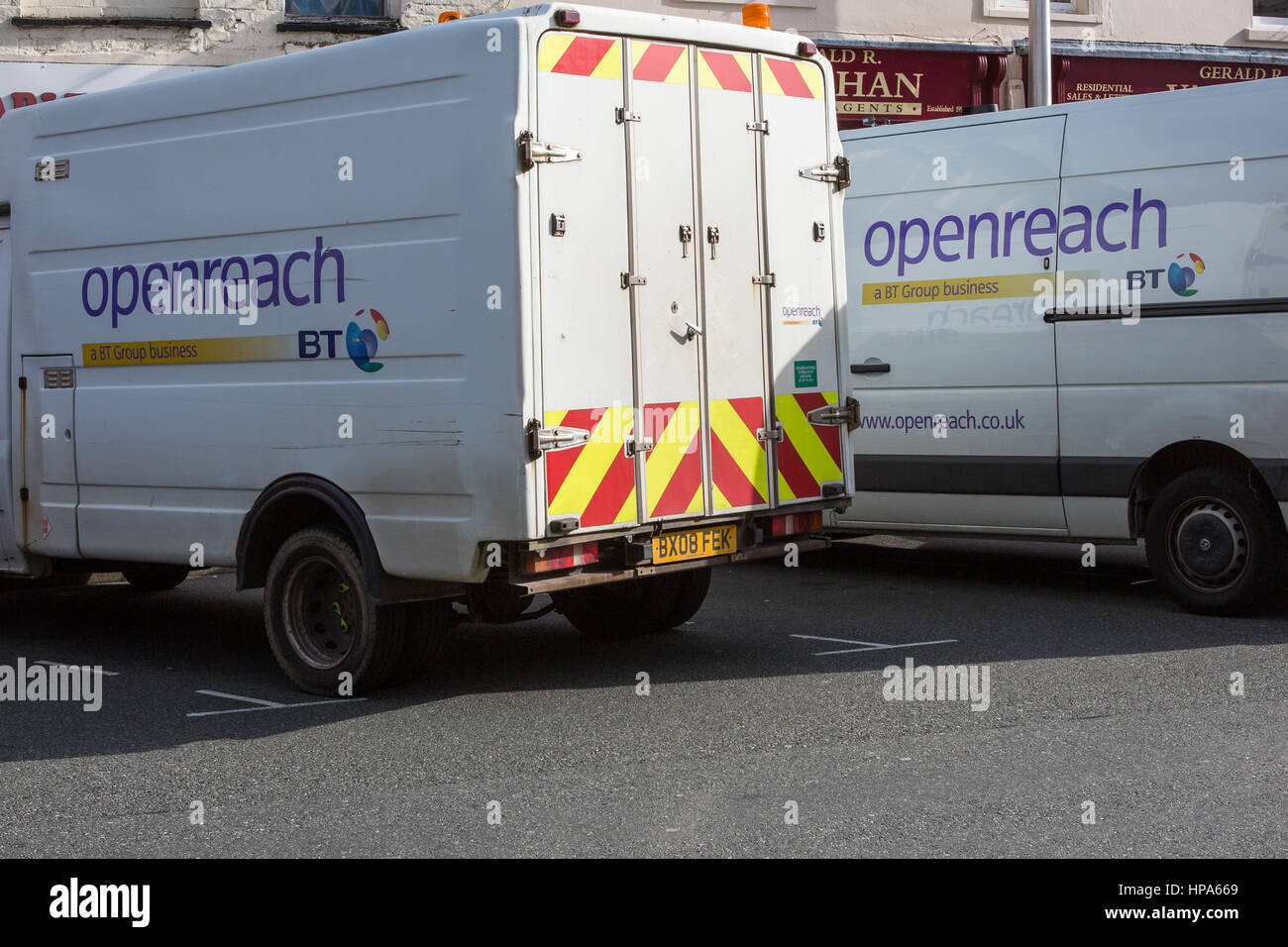Due parcheggiato Openreach furgoni Foto Stock