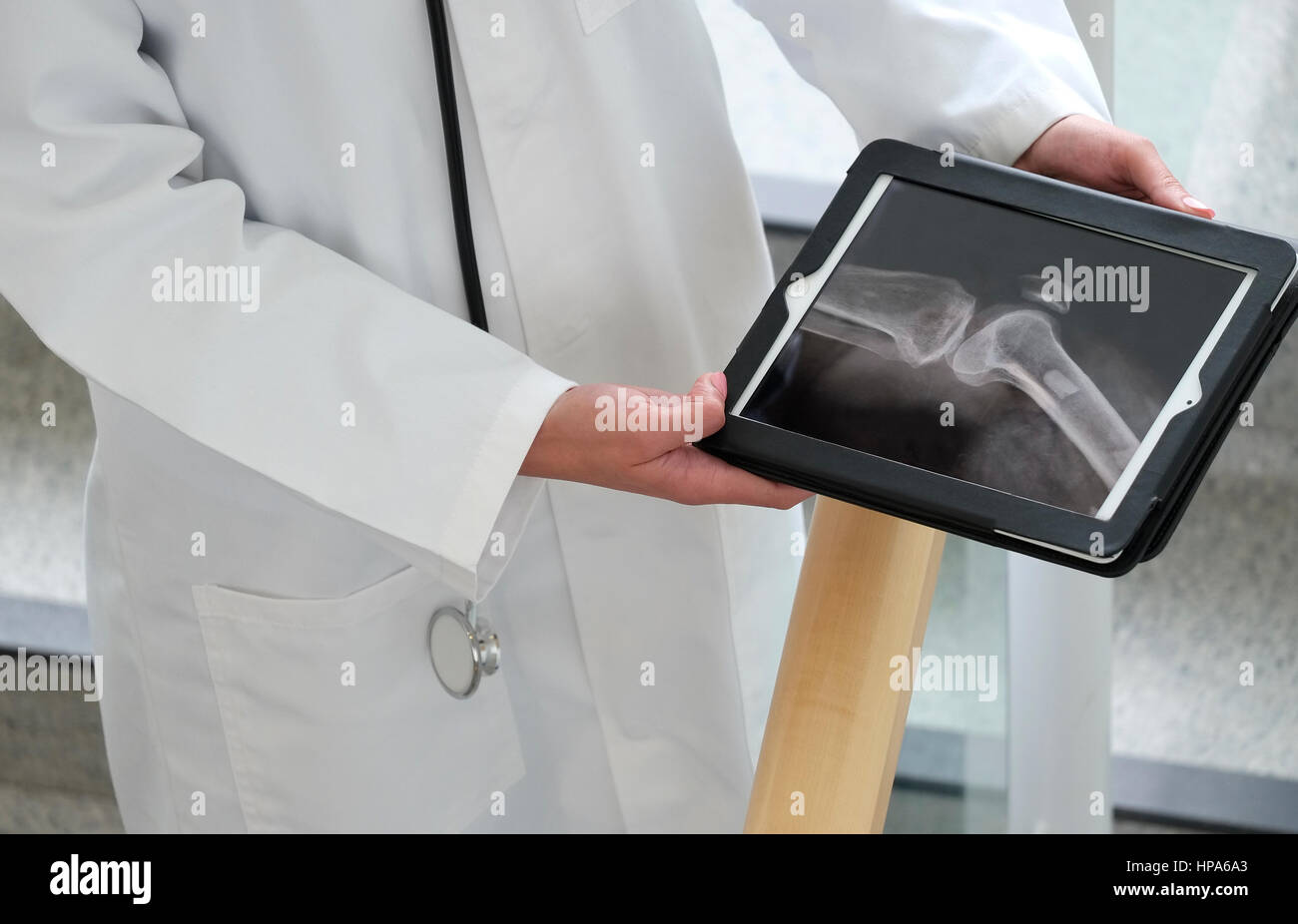 Medico donna utilizzando computer tablet ipad Foto Stock