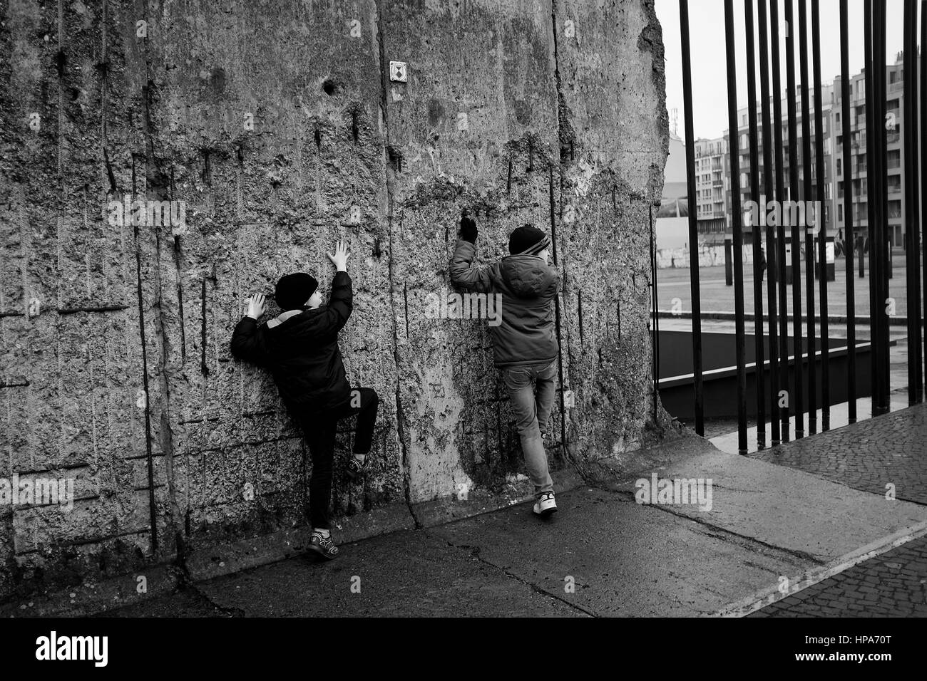 Arrampicata per bambini Memoriale del Muro di Berlino Foto Stock