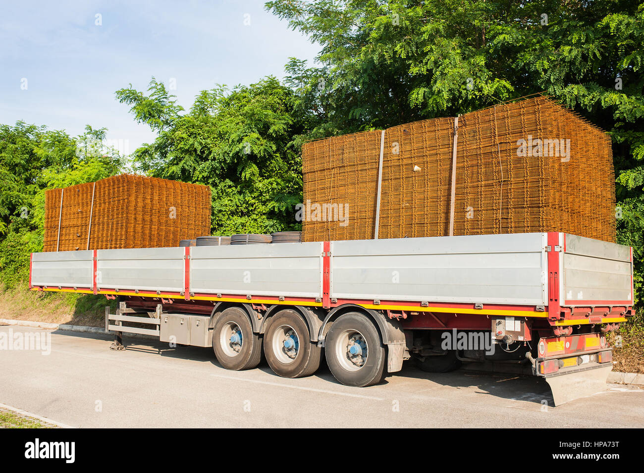 Reti di filo per costruire caricato su un camion rimorchio. Foto Stock
