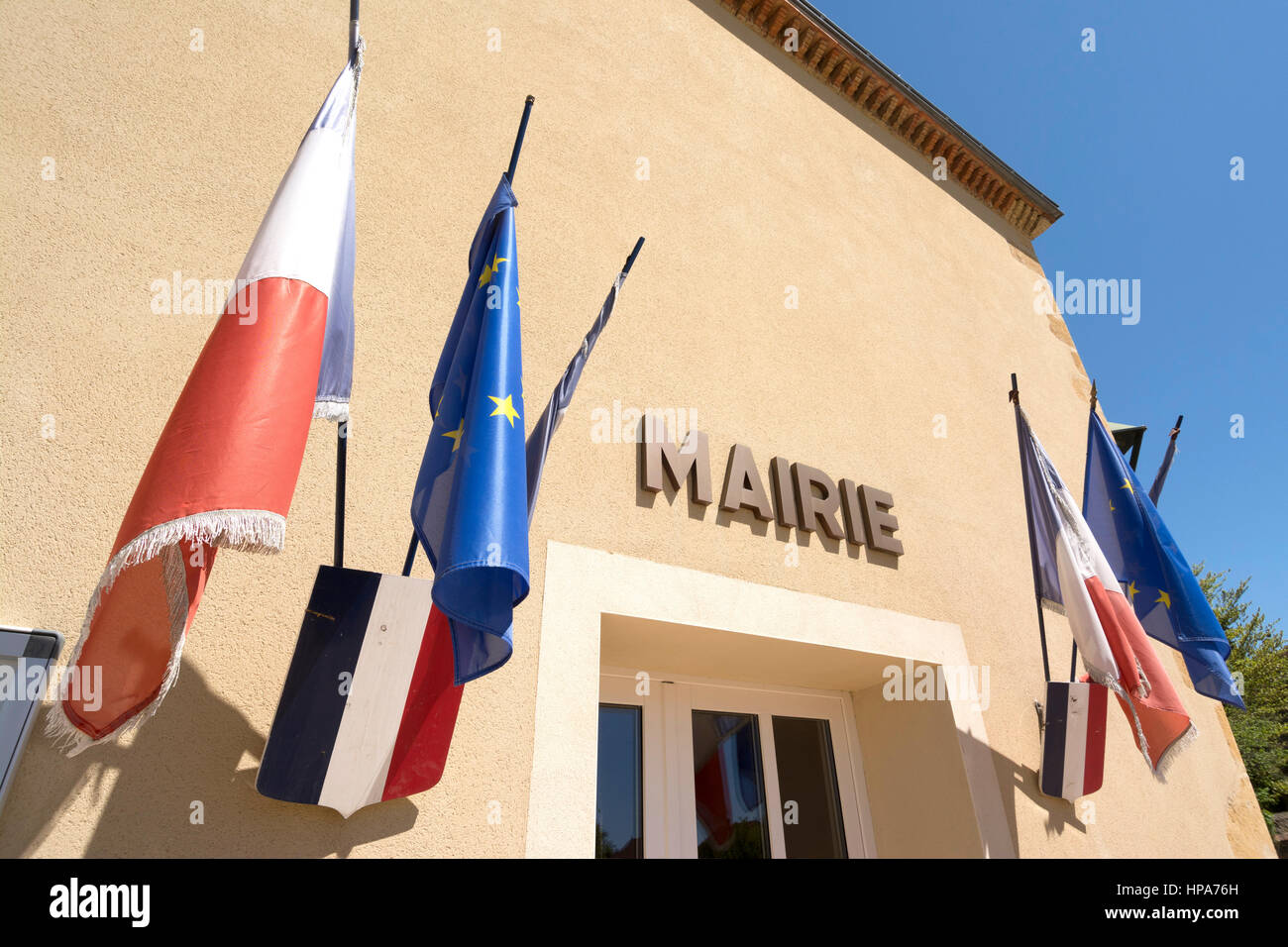 Bandiere francese a un municipio facciata di villaggio Foto Stock