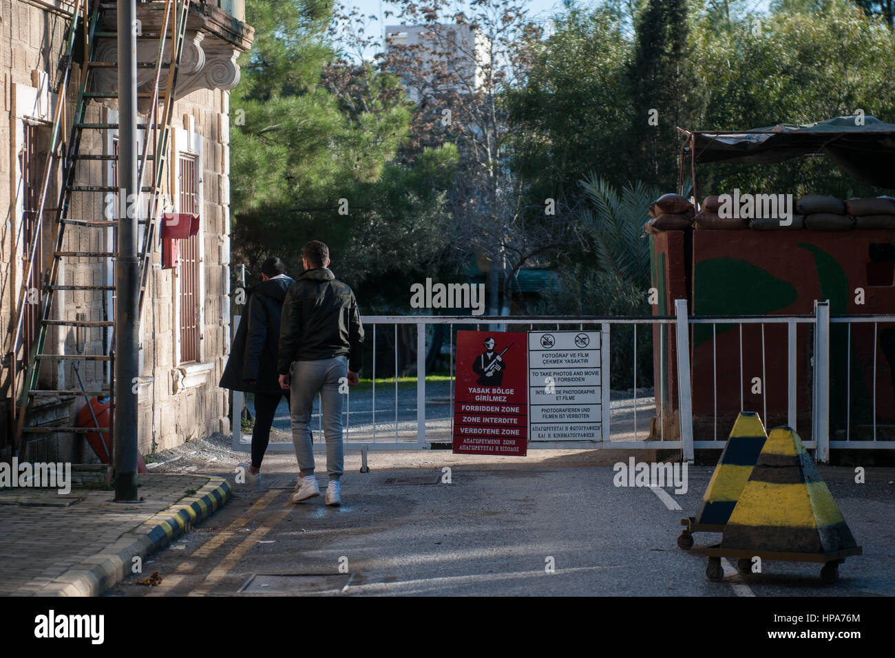 Due ragazzi attraversano il confine che divide la città di Nicosia, Cipro. Nicosia è stata divisa in sud cipriote greca e la parte nord turco-cipriota in parti 1963, seguendo l'intercomunale della violenza scoppiata nella città. Oggi, la parte settentrionale della città è la capitale di Cipro del Nord, de facto un membro che è considerato essere occupati del territorio cipriota dalla comunità internazionale. ©Simone Padovani / risveglio Foto Stock