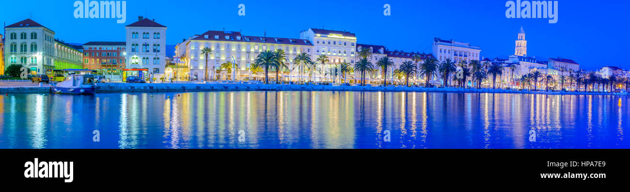 Serata panorama sul lungomare della citta di Spalato, popolare destinazione turistica in Croazia, Europa. Foto Stock