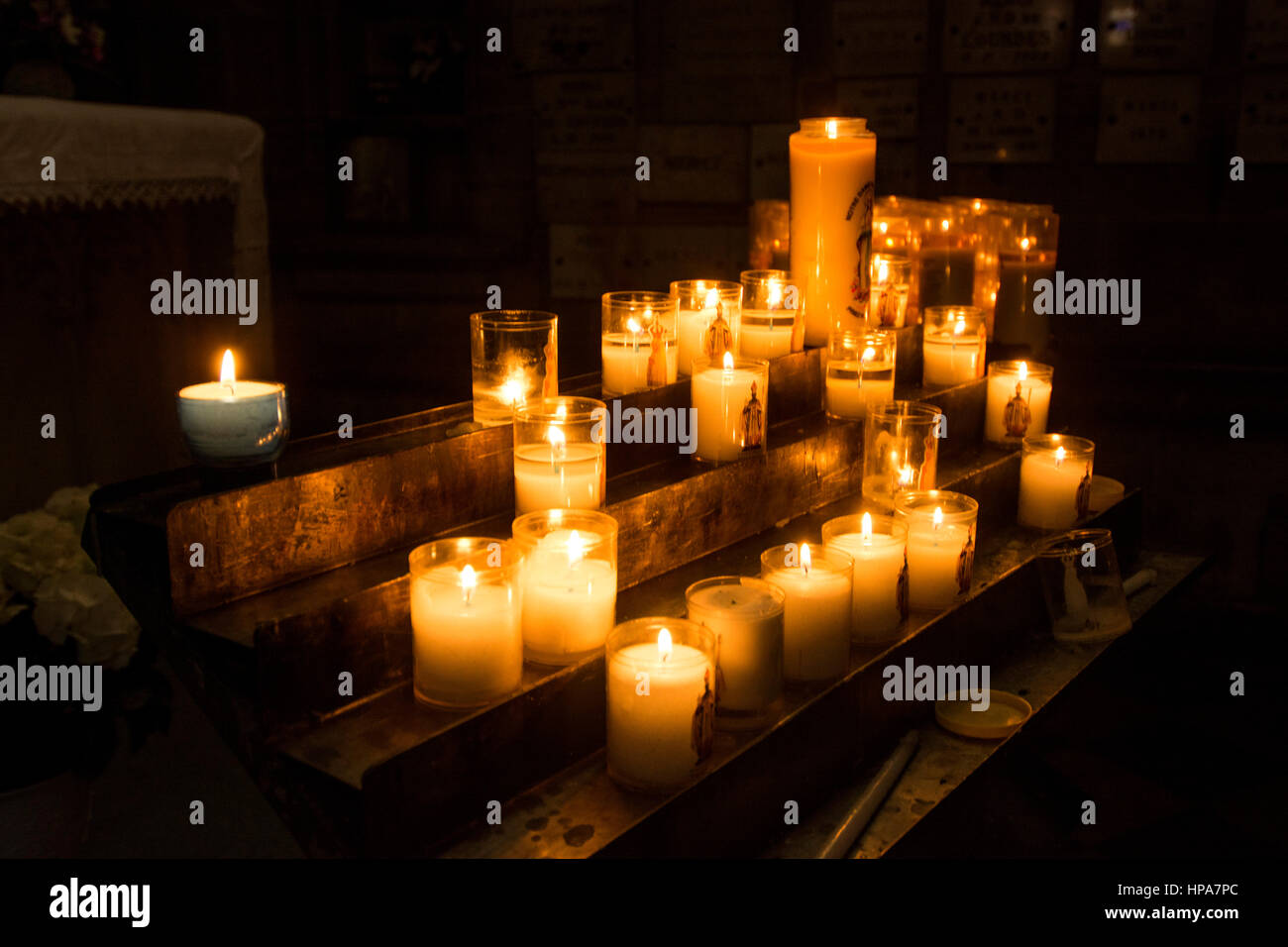 Candele accese in una chiesa Foto Stock