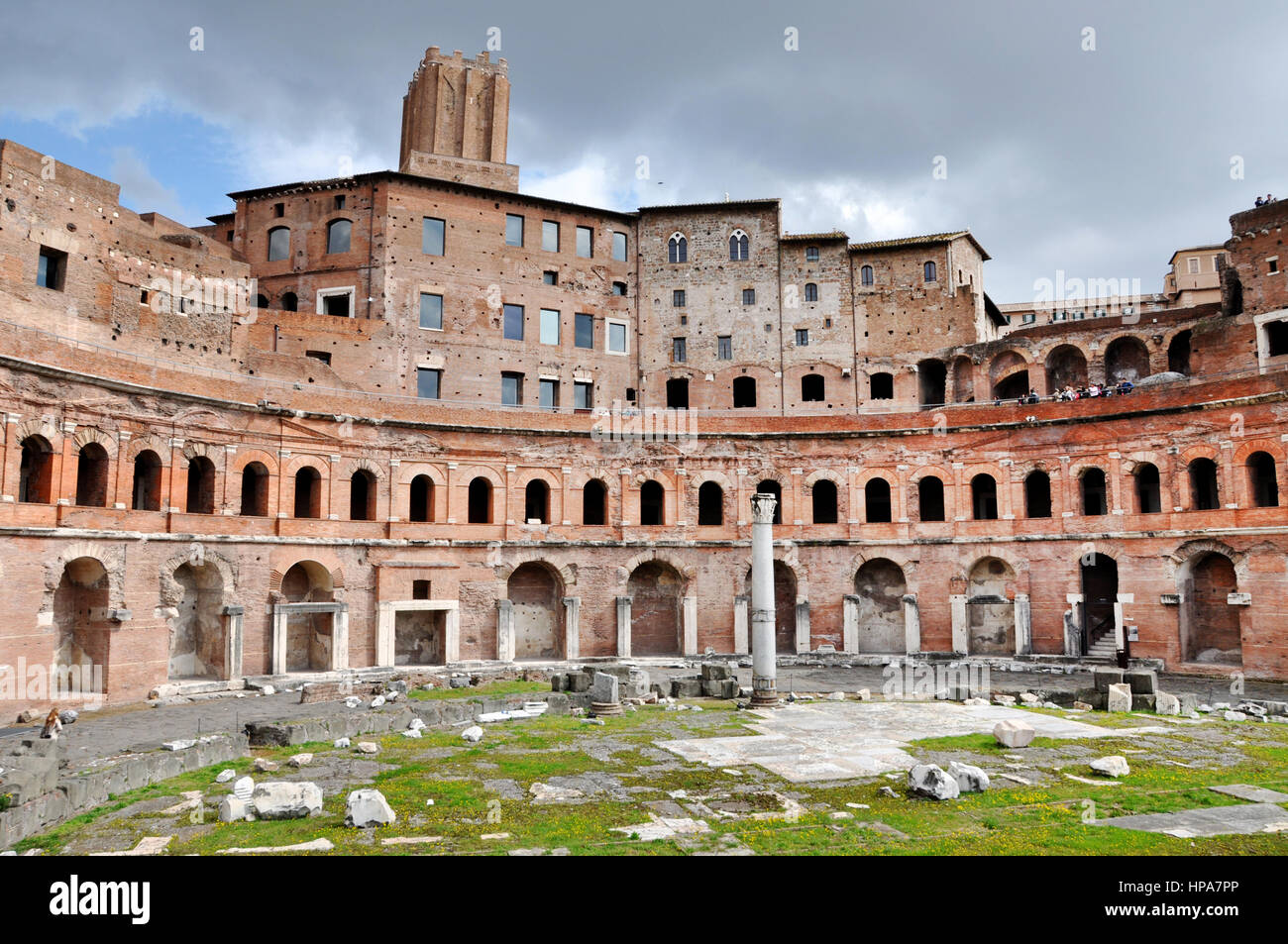 Roma, Italia - 15 Marzo 2016: i turisti che visitano la imperiale romana forum dell'imperatore Traiano (Mercati di Traiano a Roma, Italia Foto Stock