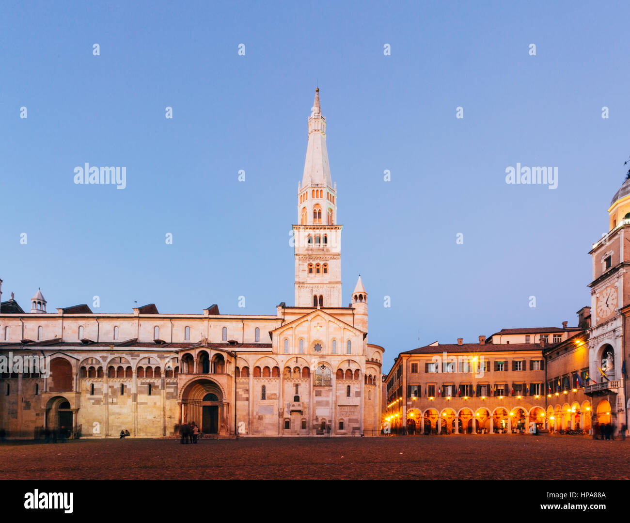 Modena, Emilia Romagna, Italia. Piazza Grande e il Duomo al tramonto. Foto Stock