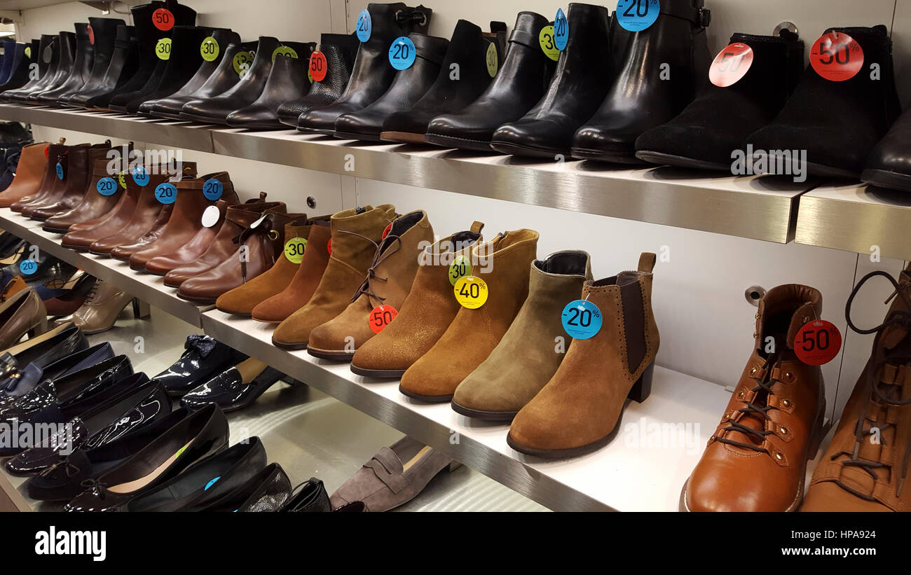 Varietà di scarpe in un negozio Foto Stock