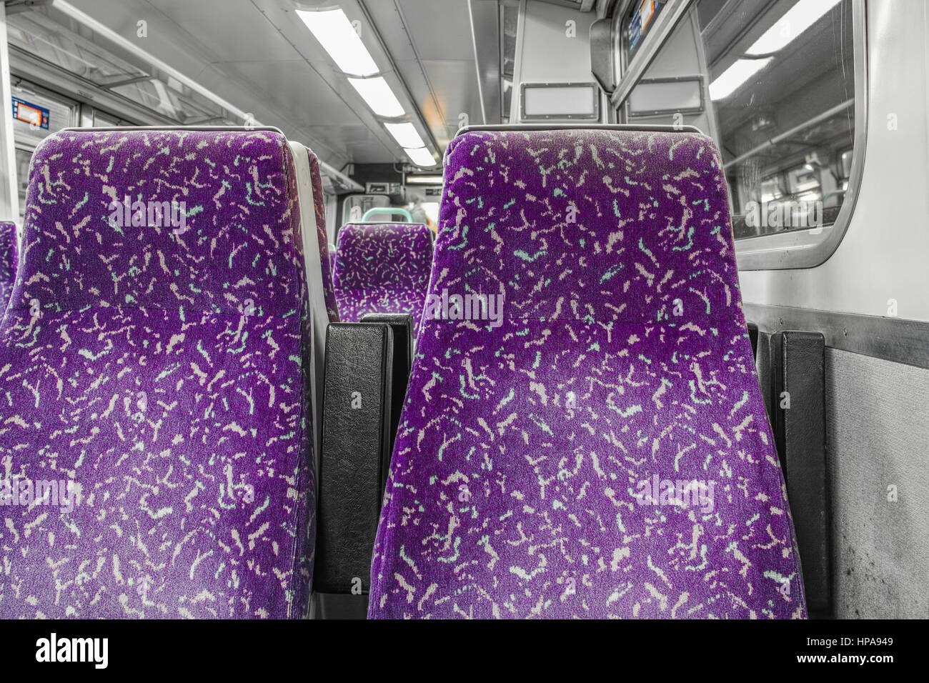 Posti a sedere su un carrello ferroviario. Foto Stock