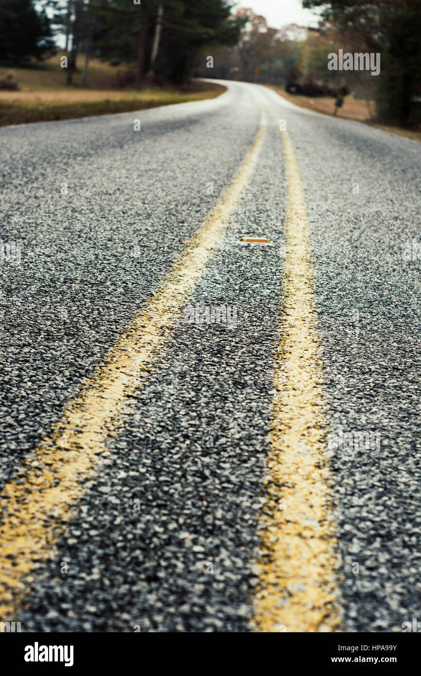 Off-centrato in prospettiva di una strada di ghiaia. Nessun passaggio. Foto Stock