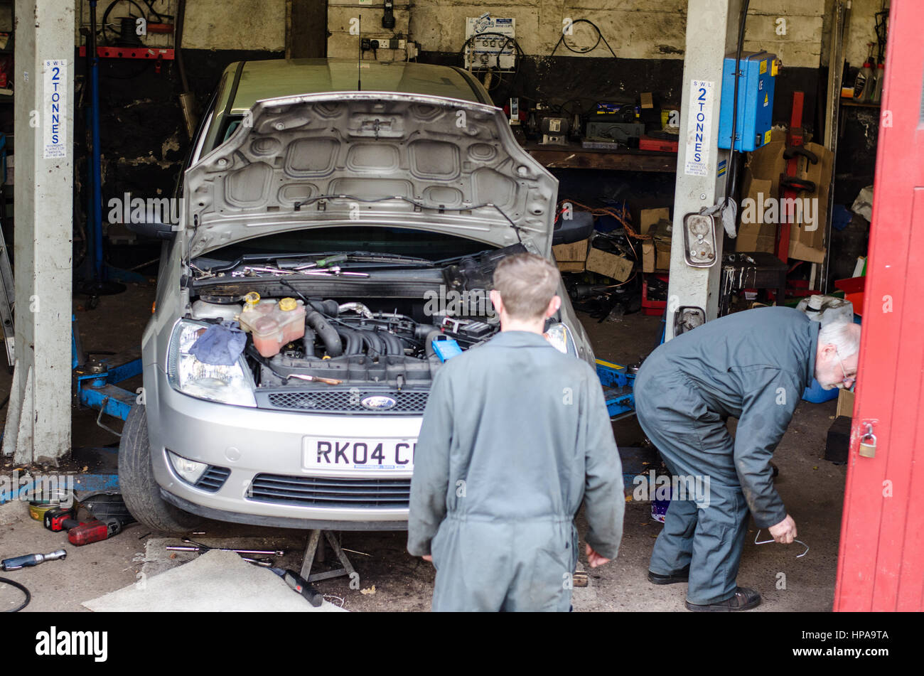 Meccanici al lavoro Foto Stock