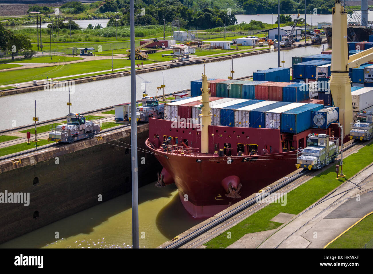 Nave di attraversamento del Canale di Panama viene abbassato a Miraflores Locks - Panama City, Panama Foto Stock