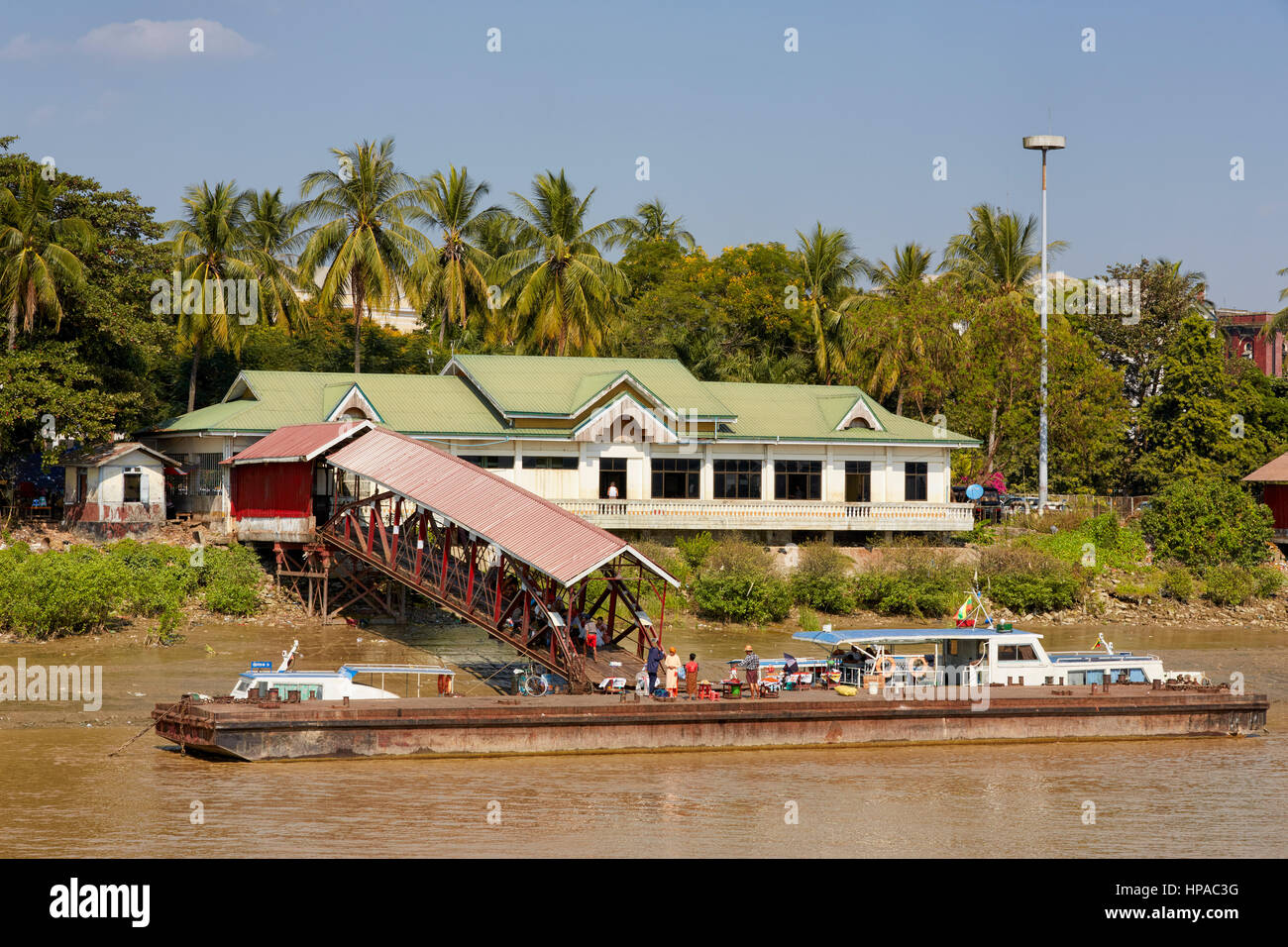 Pansodan Ferry Terminal, Yangon, Myanmar, Sud Est asiatico Foto Stock