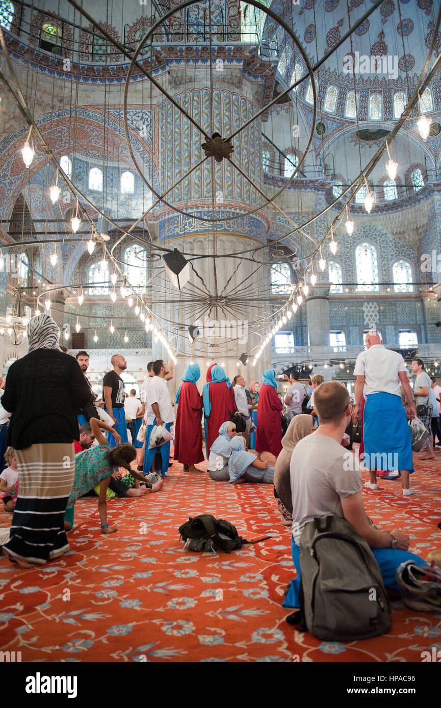 I turisti in Moschea Blu, Istanbul Foto Stock