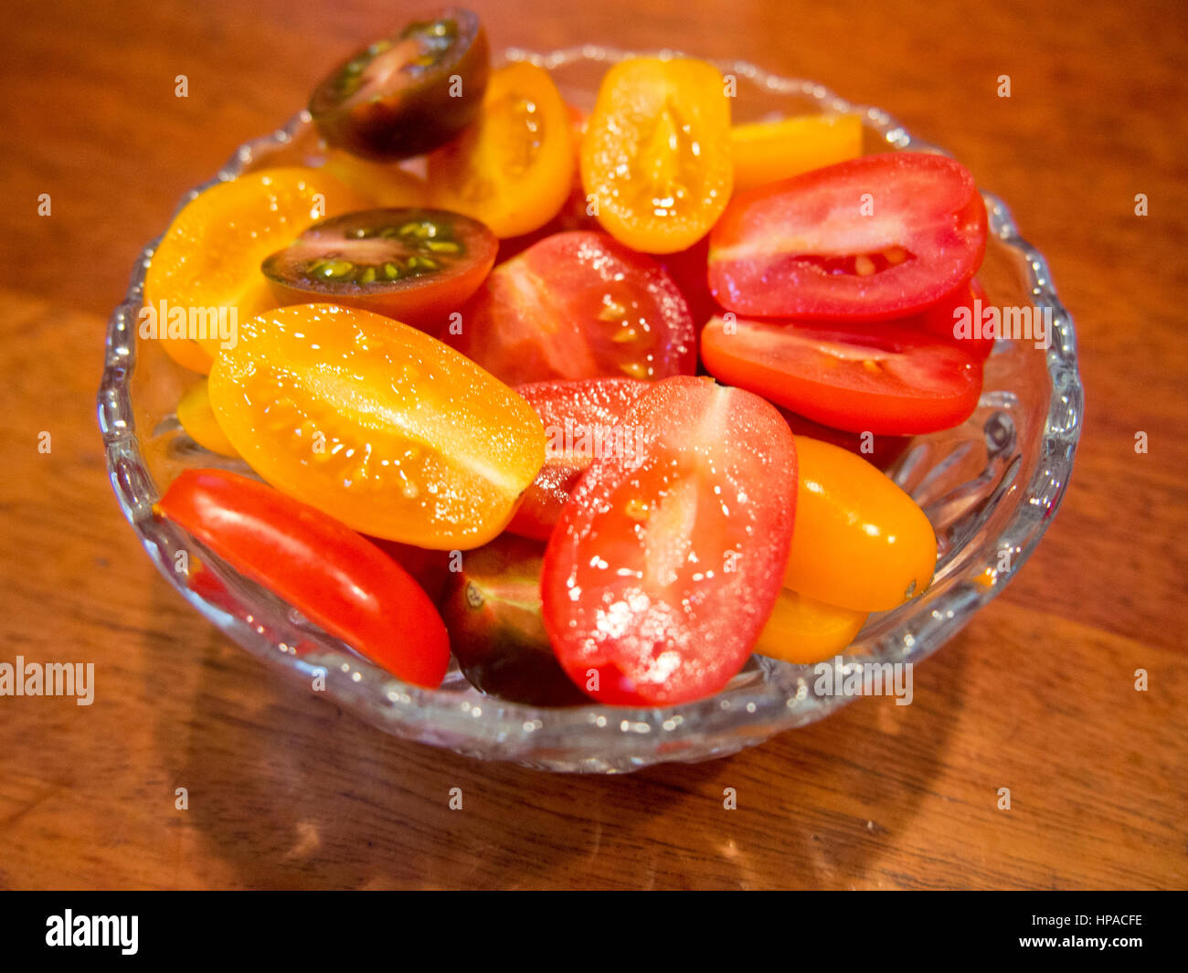 Ciotola di miste di pomodorini tagliati a metà. Foto Stock