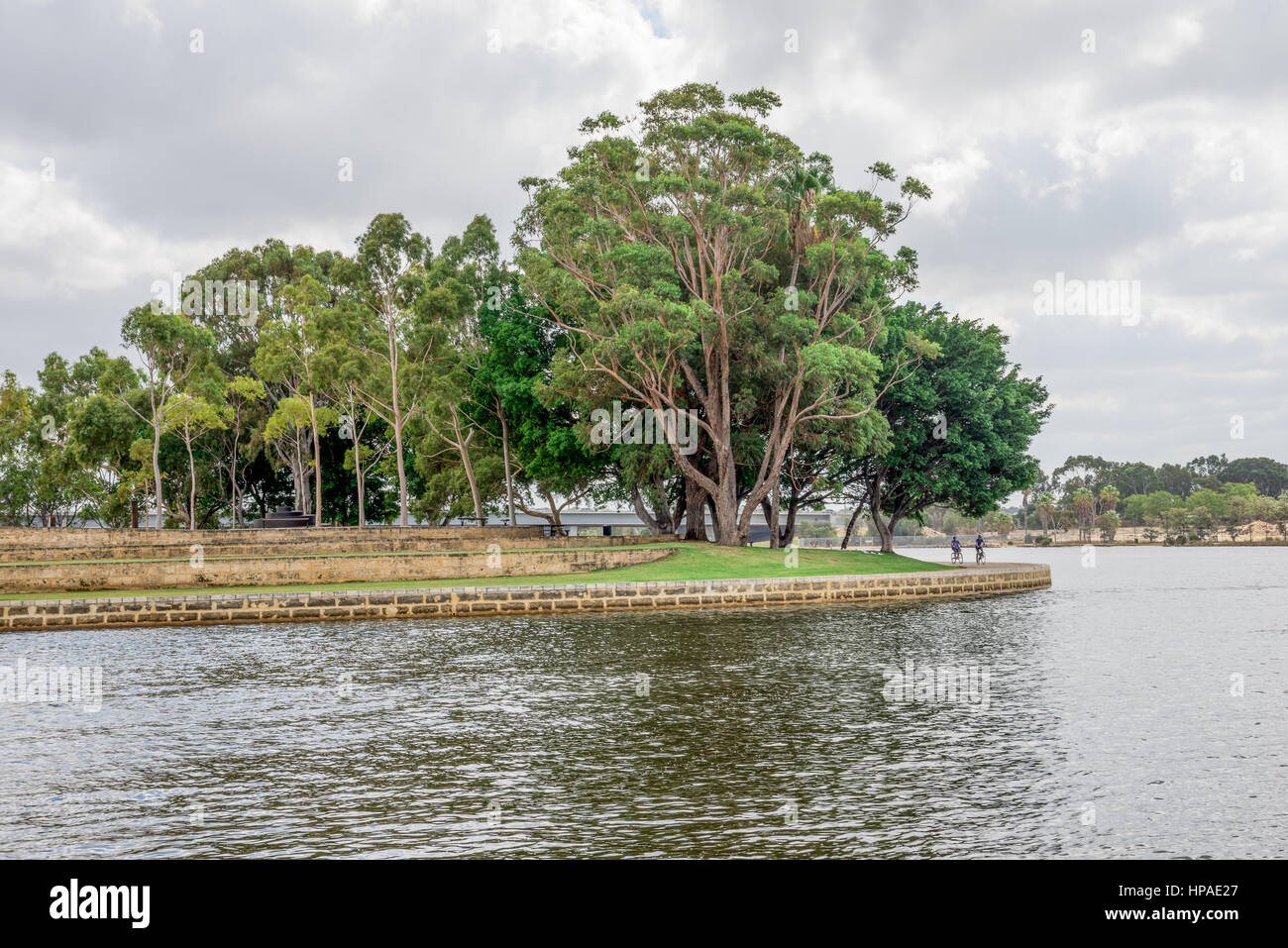 Parco pubblico con terrazzamenti artificiali vicino al Fiume Swan nella zona est di Perth, Western Australia Foto Stock