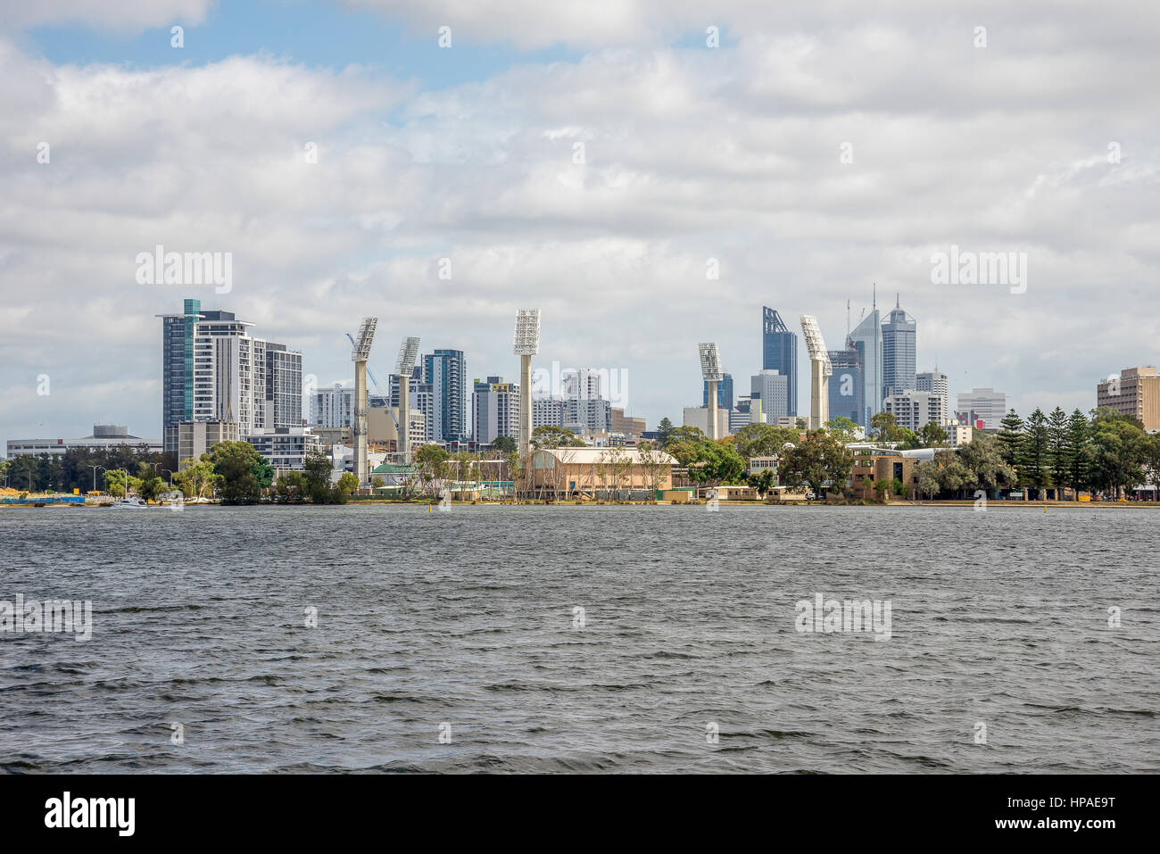 La città di Perth visualizza in tempo nuvoloso da Burswood park, Australia occidentale Foto Stock