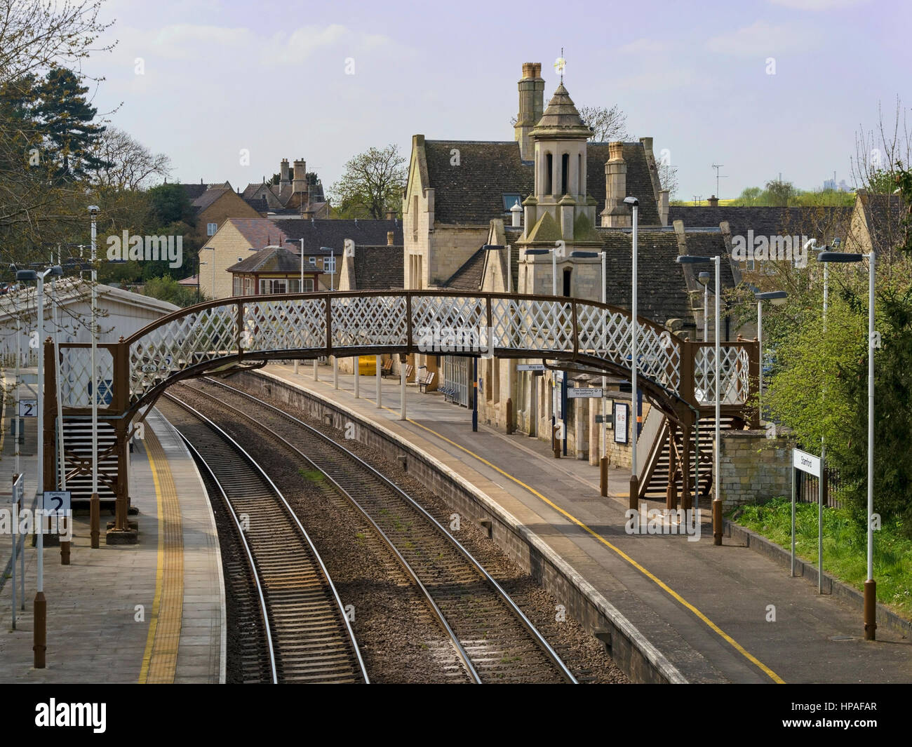 Binari ferroviari, passerelle pedonali e piattaforme di stazioni deserte, stazione ferroviaria di Stamford, Stamford, Lincolnshire, Inghilterra, REGNO UNITO Foto Stock