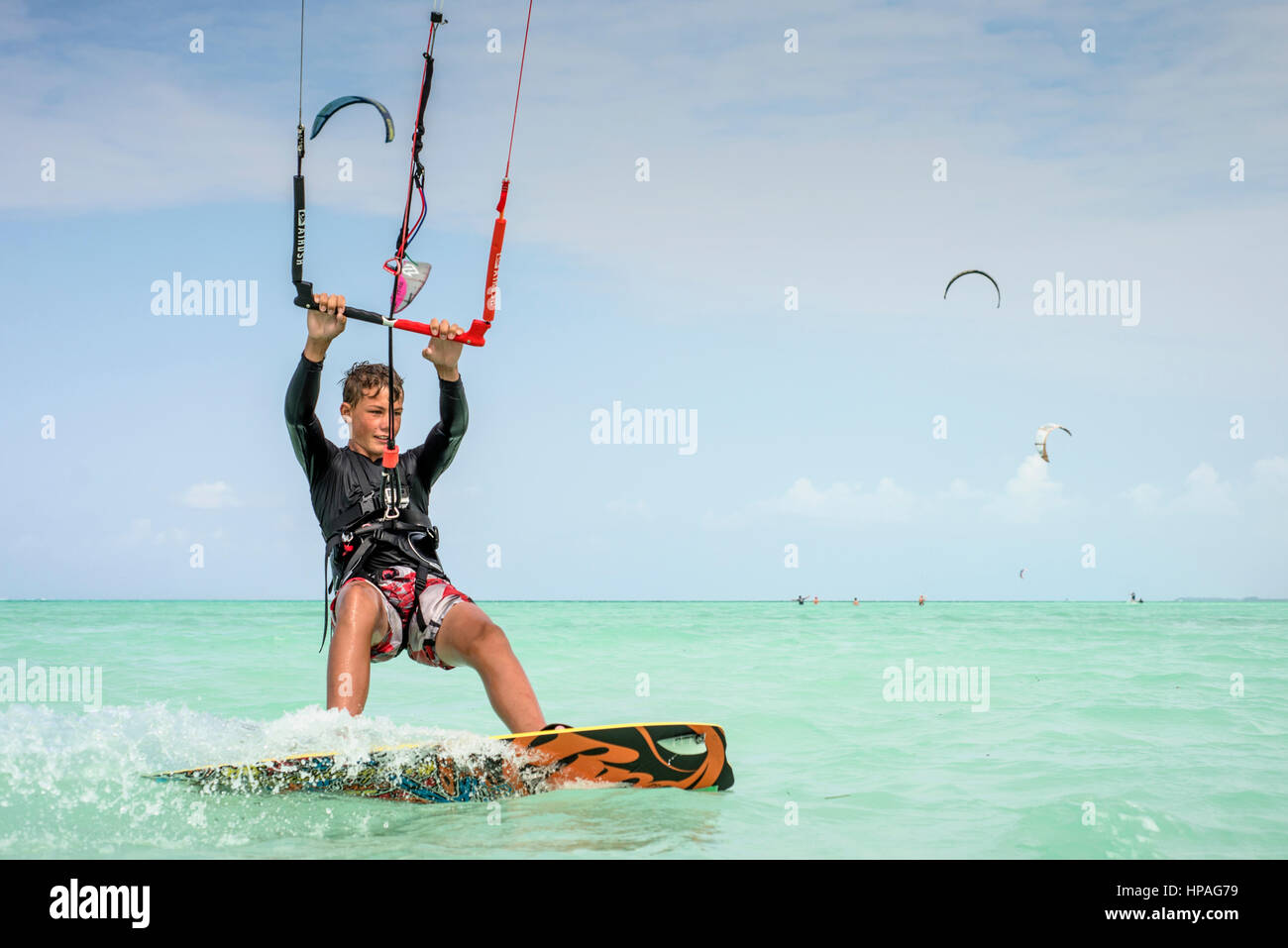 Un ragazzo aquilone volante su una spiaggia di Paje, Zanzibar, Tanzania.  Paje è un luogo di vento per bene il kite e kitesurf e allo stesso tempo è  sicura per i principianti