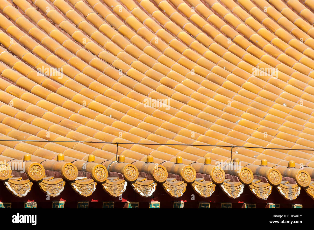 In pendenza del tetto giallo mattonelle alla Città Proibita di Pechino Foto Stock