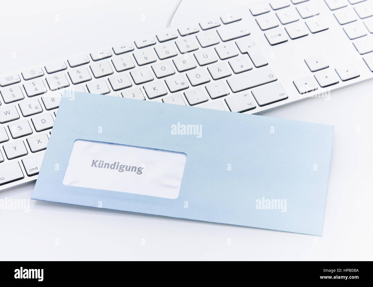 Il blauer kuendigungsbrief liegt auf tastatur Foto Stock