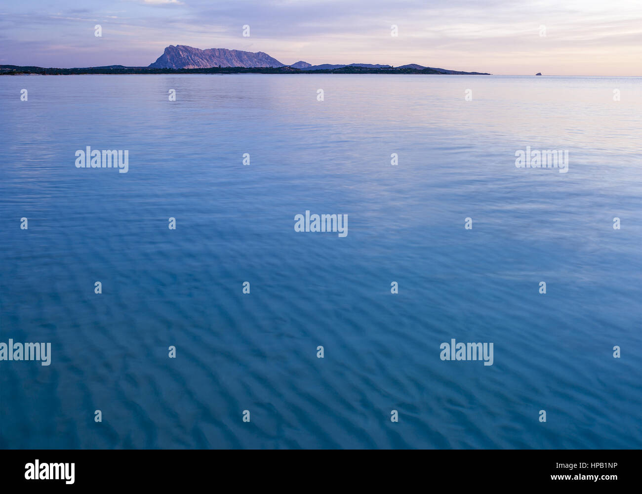 Ruhiges, blaues meer, gebirge im hintergrund Foto Stock