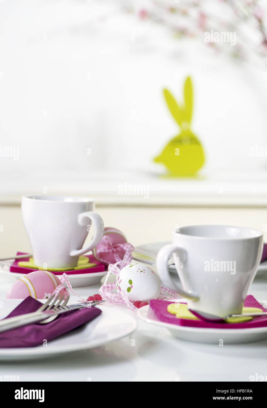 Fruehstuecksgedeck mit osterdekoration Foto Stock